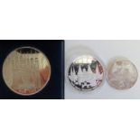 3 diverse Münzen bzw. Medaillen; 2 Medaillen, Lübeck, Silber 900/000, punziert, 1 x 5 Deutsche Mark