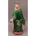 Stehender Gelehrter, China, Ton mit grüner Glasur, h 30 cn, d 14 cm.