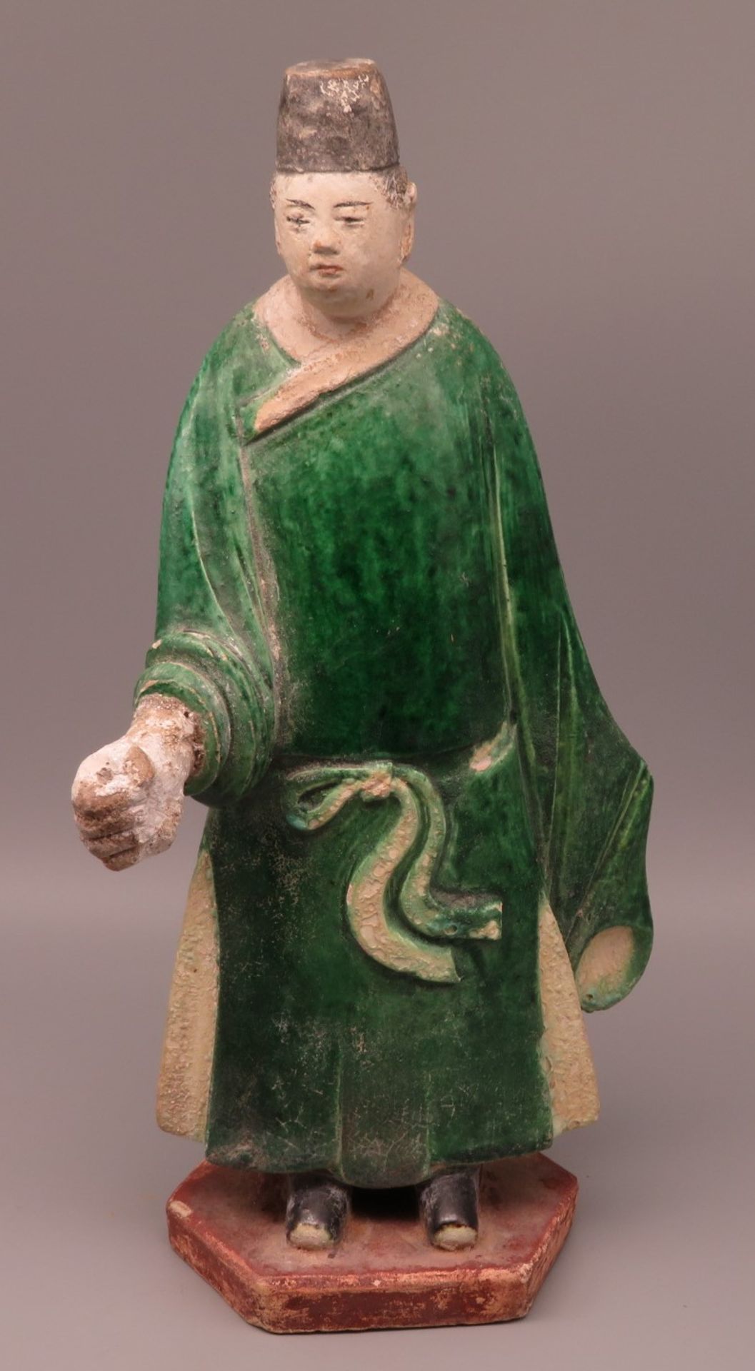 Stehender Gelehrter, China, Ton mit grüner Glasur, h 30 cn, d 14 cm.