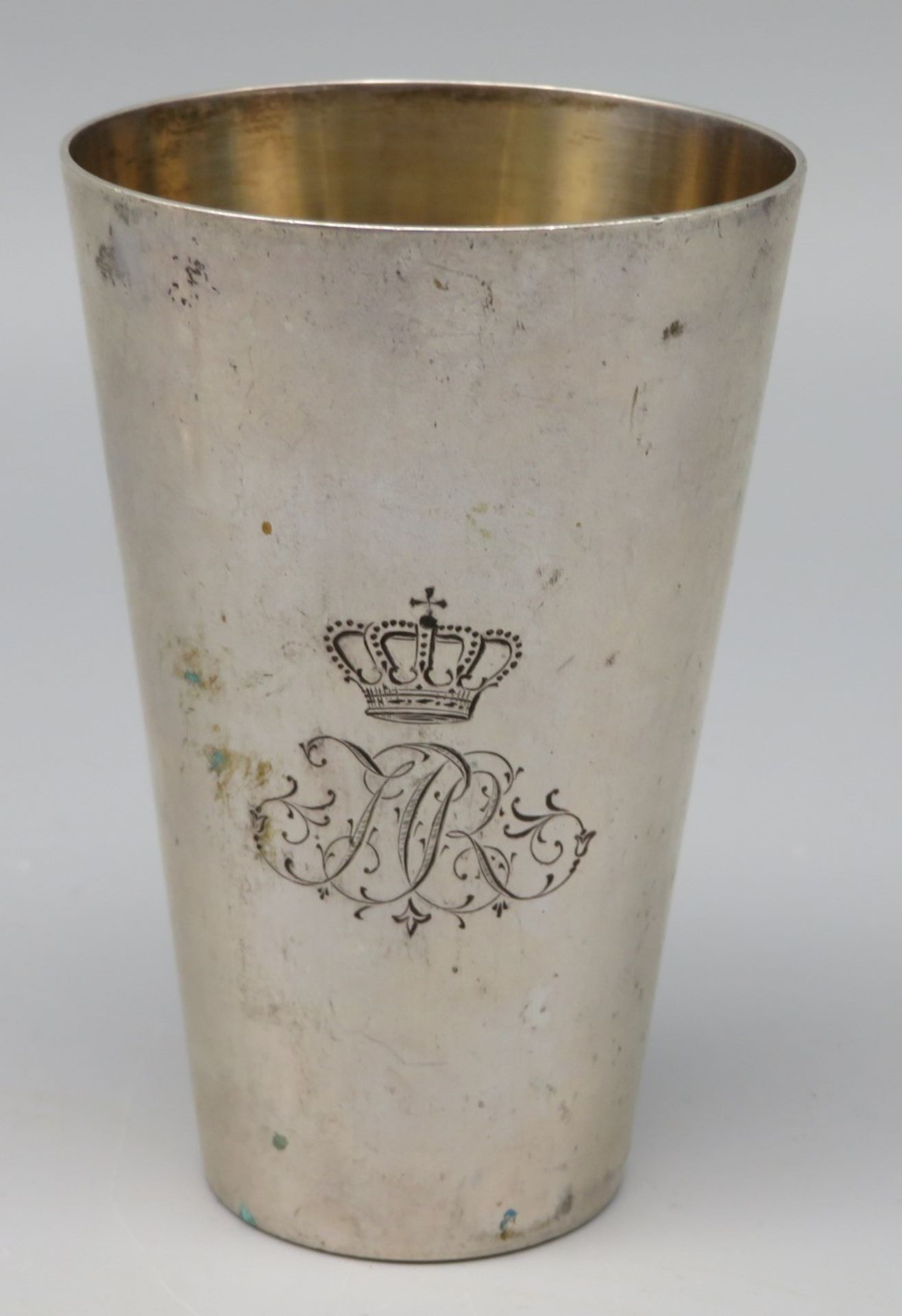 Hoher Becher mit monogrammiertem Adelswappen, Gravur "Glücksscheibe I. Preis", Silber 800/000, punz