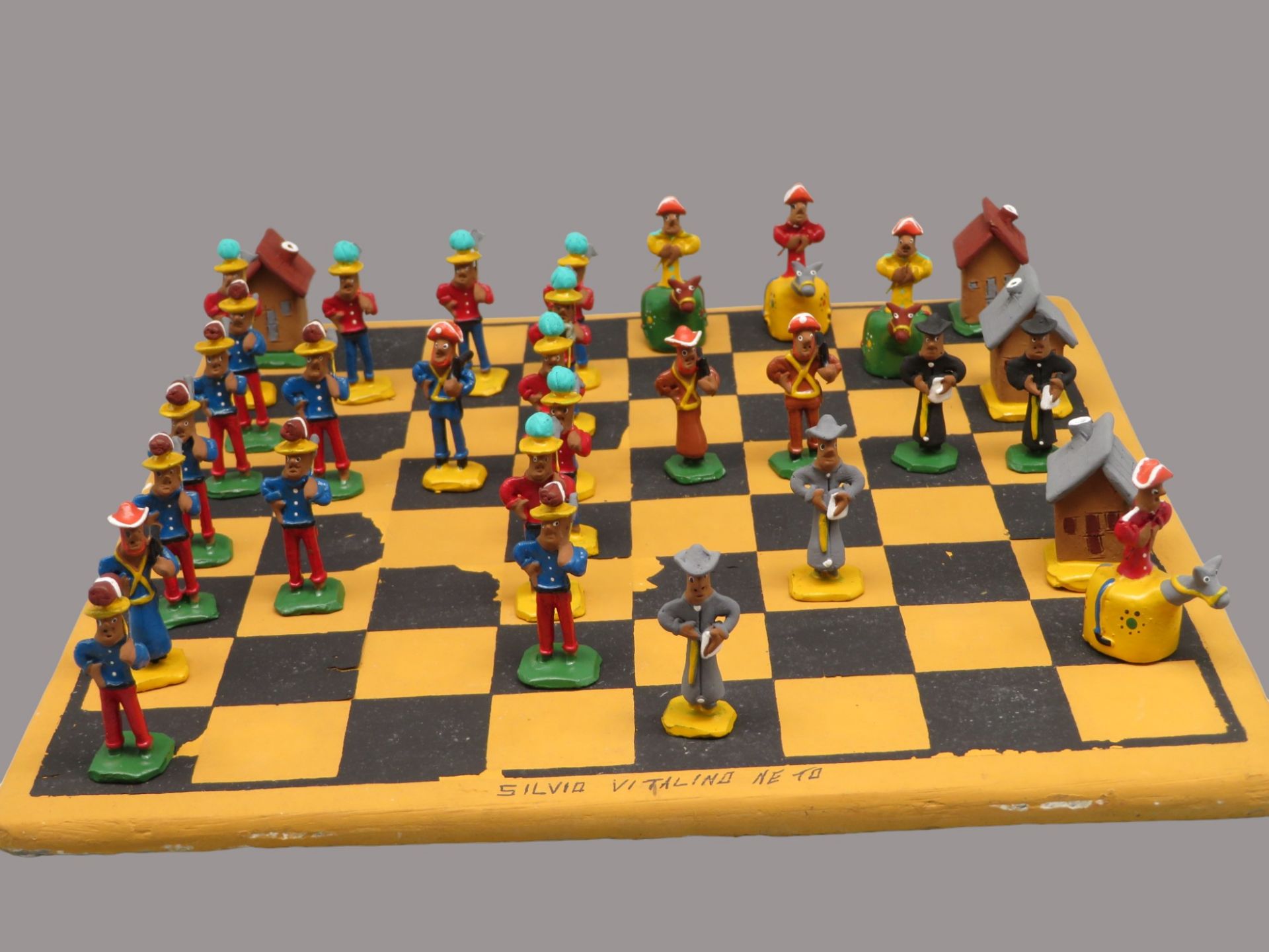 Vitalino Neto, Silvio, Brasilianischer Künstler, Schachspiel mit 32 Figuren, Figuren und Brett Kera