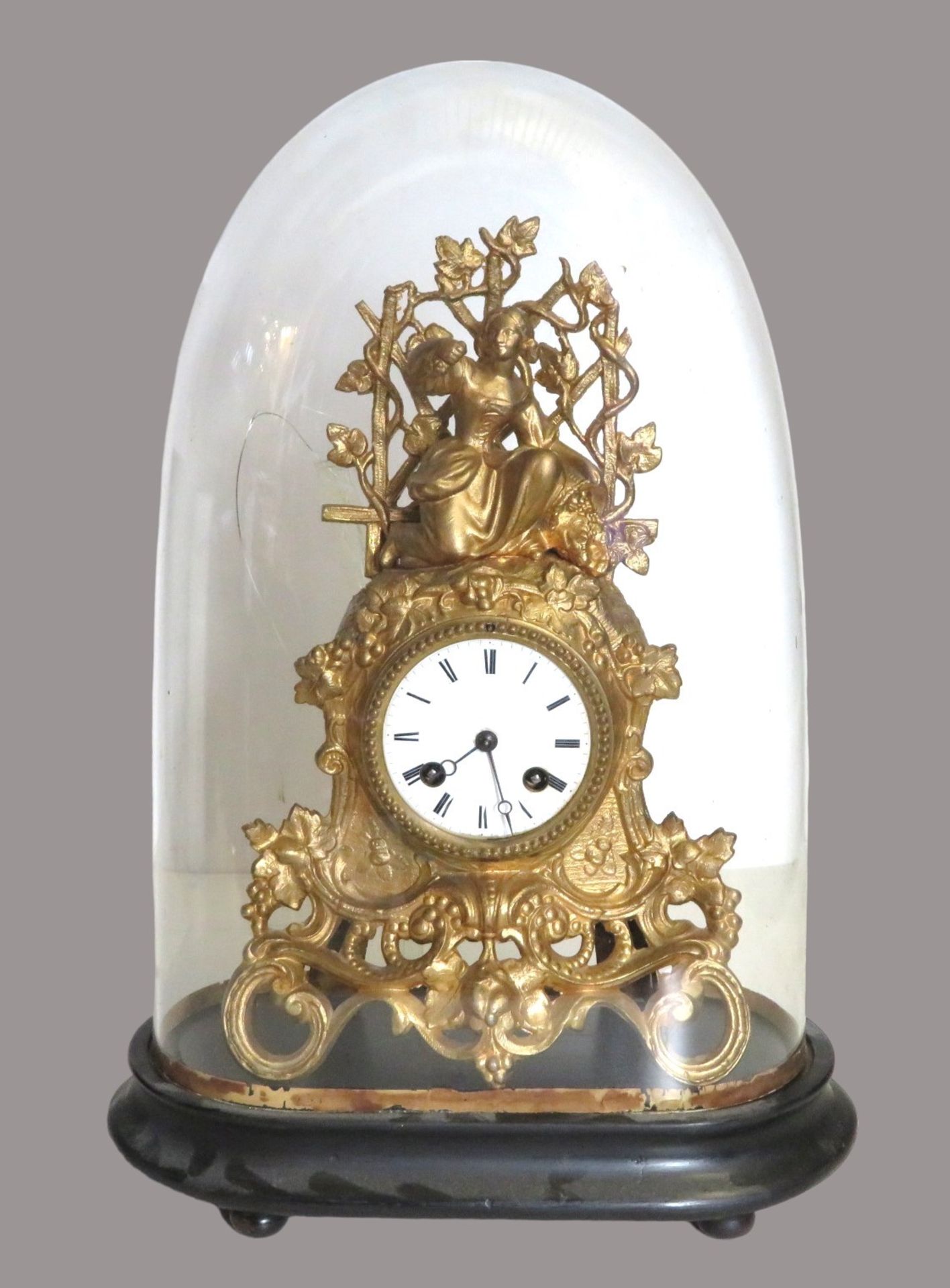 Pendule, Frankreich, 19. Jahrhundert, Zinkguss vergoldet, Perpendikel fehlt, farblose Glasstulpe (m