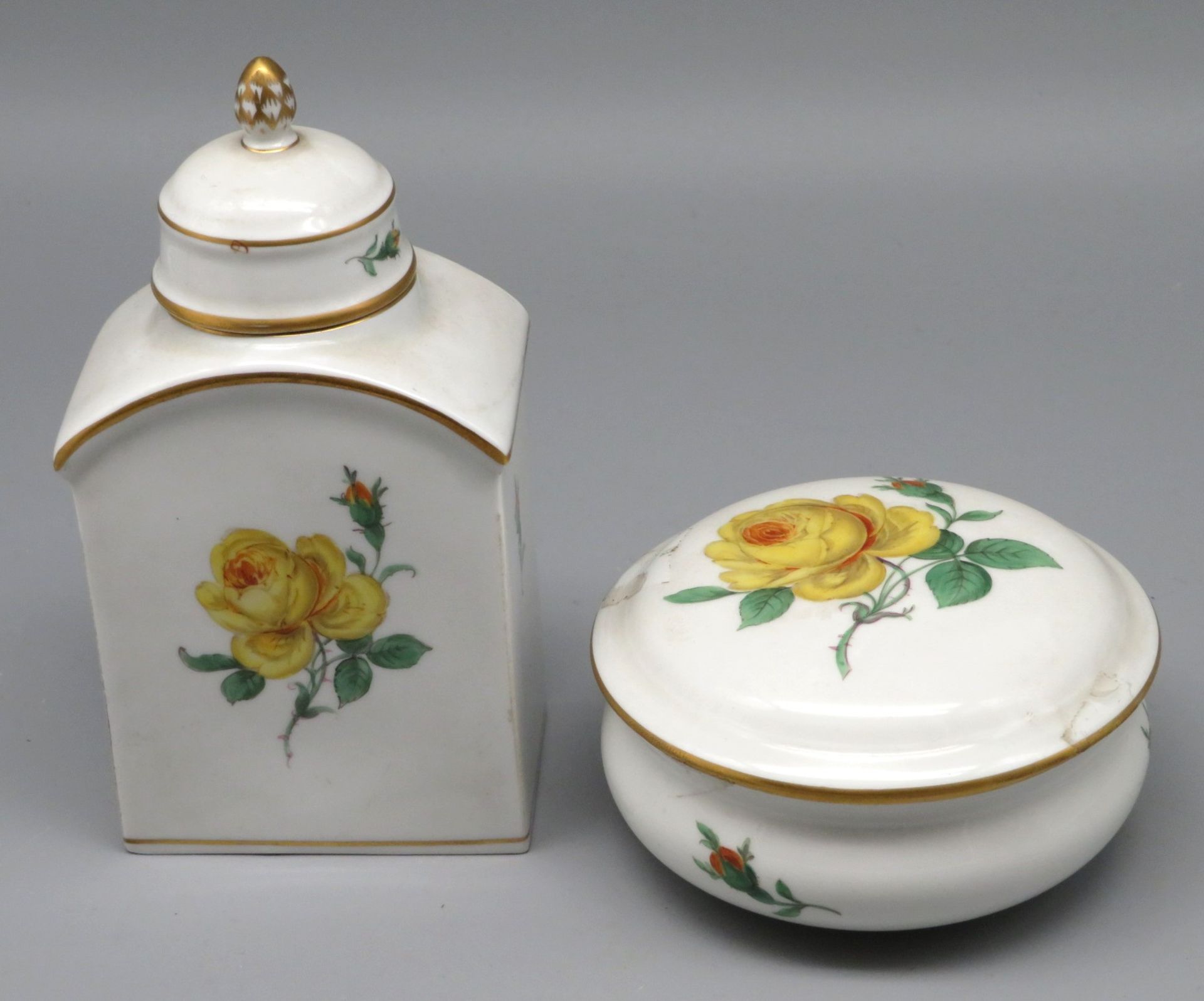 Teedose und runde Deckeldose, Meissen, Gelbe Rose, Weißporzellan mit polychromer Rosenmalerei, Gold