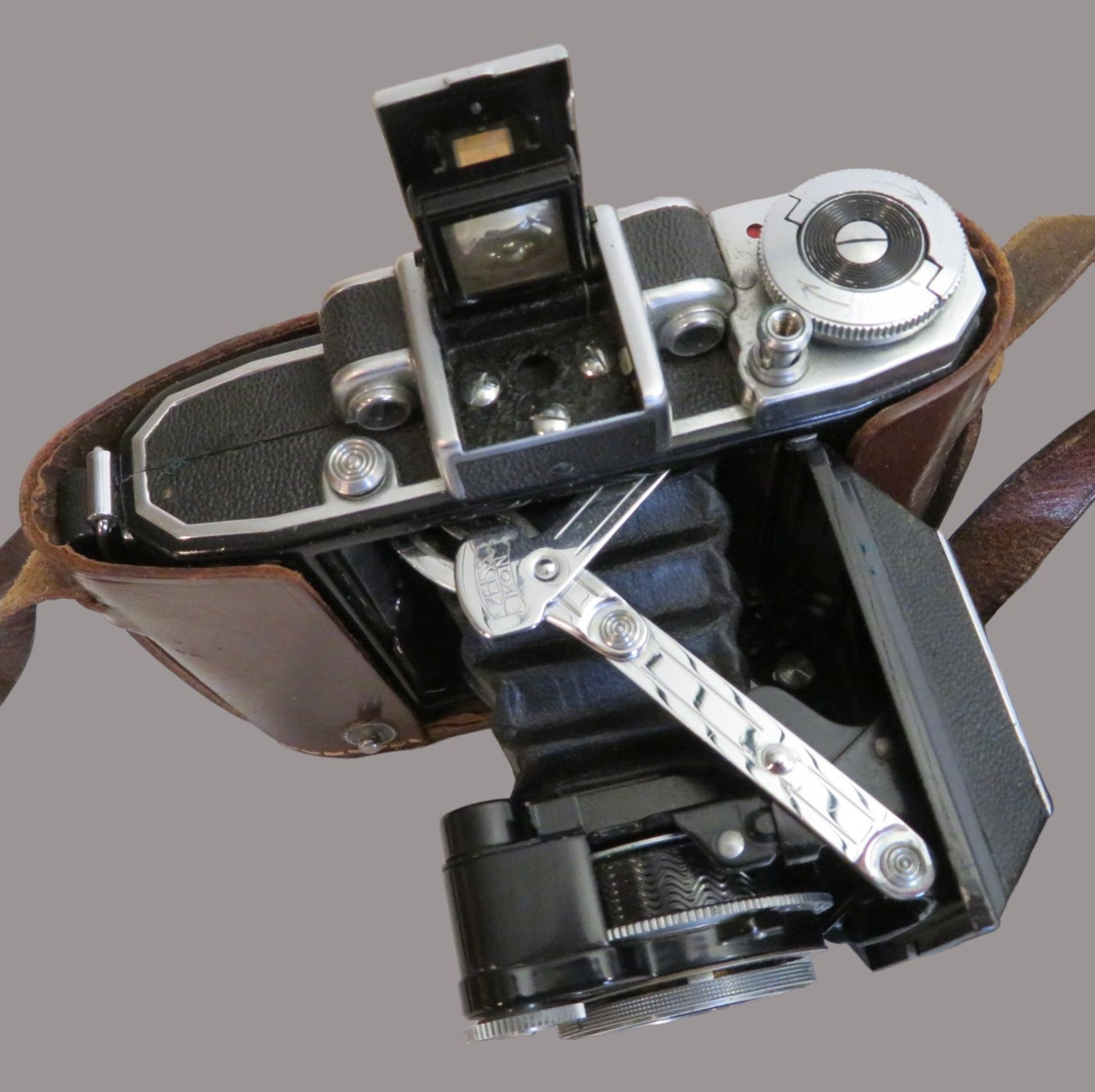 Kamera, Rolleiflex, Franke & Heidecke Braunschweig, Lederfutteral, Gebrauchsspuren, 15 x 10 x 11 cm - Image 2 of 2