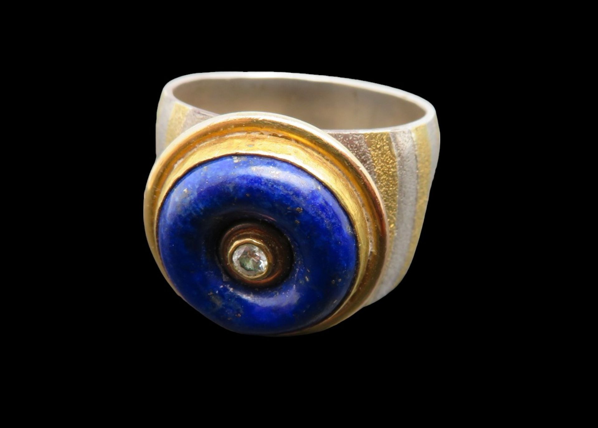 Außergewöhnlicher Designer Ring, Goldschmiede Winsauer/Überlingen, Schauseite besetzt mit konkaver