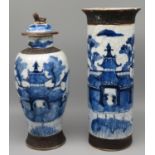 2 diverse Vasen, China, 19. Jahrhundert, Weißporzellan mit unterglasurblauer Landschaftsmalerei, Ri