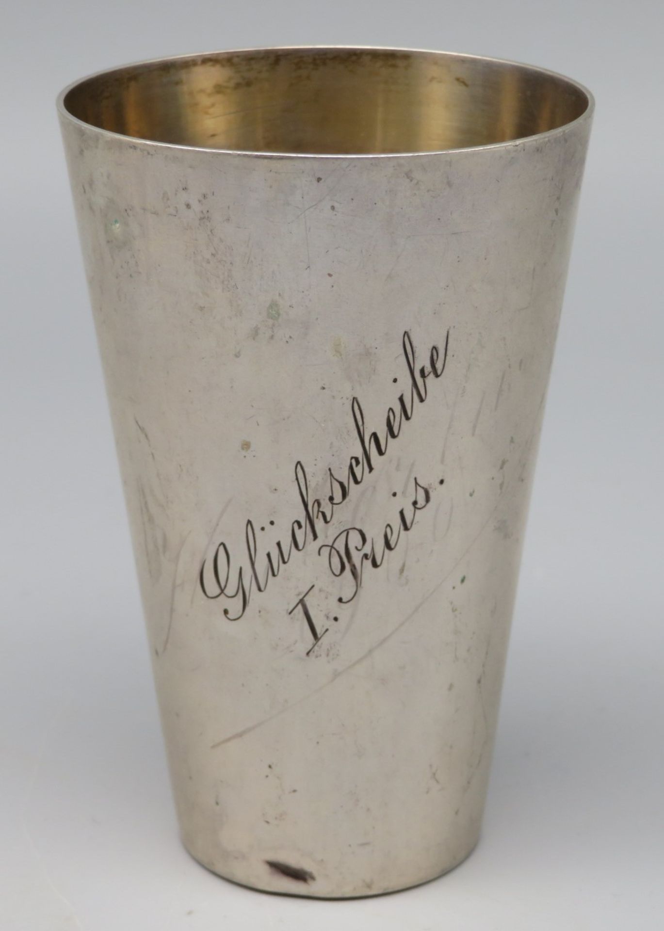 Hoher Becher mit monogrammiertem Adelswappen, Gravur "Glücksscheibe I. Preis", Silber 800/000, punz - Image 2 of 3