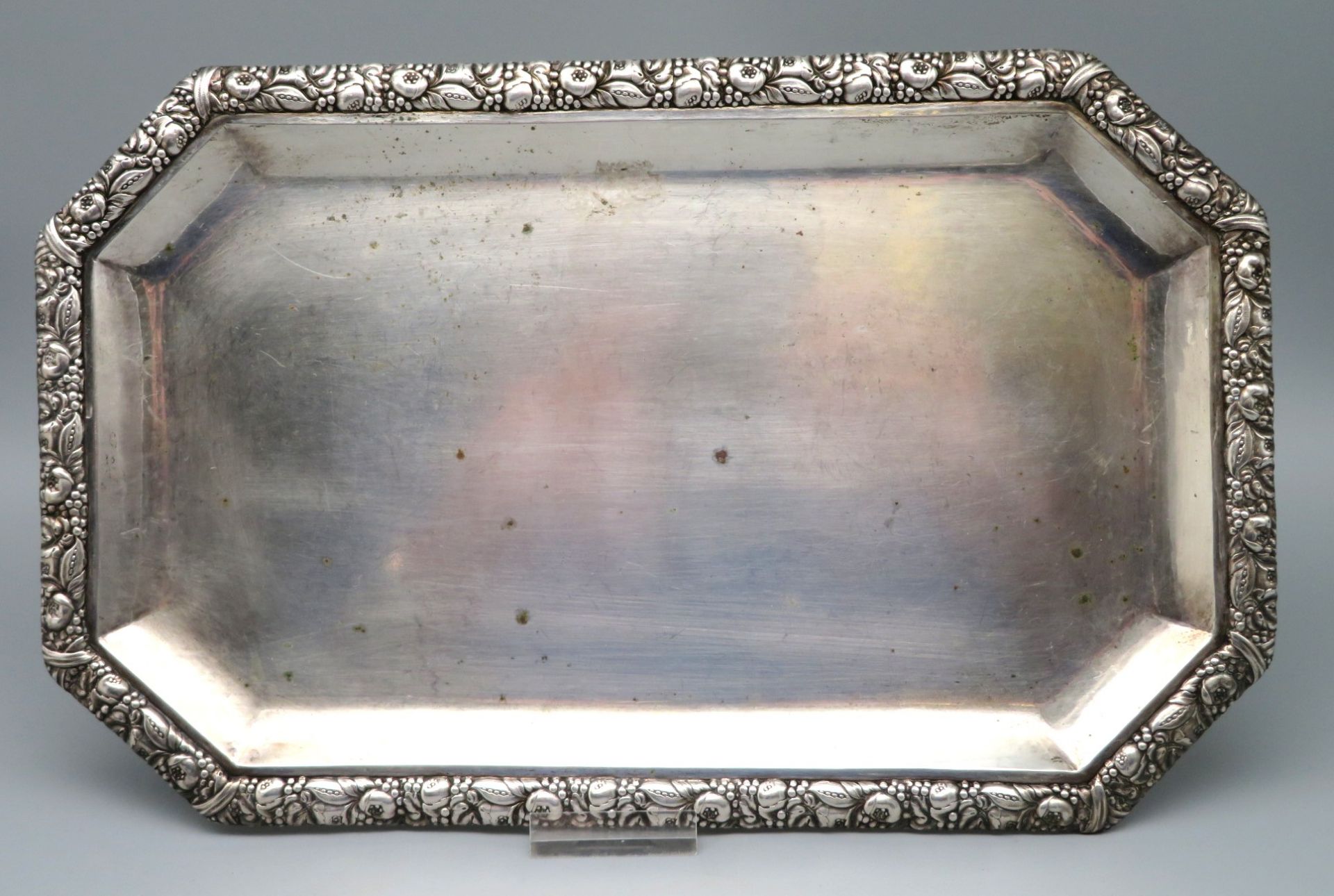 Tablett, Rand umlaufend mit reliefiertem Granatapfel- und vegetabilem Dekor, Silber 800/000, punzie