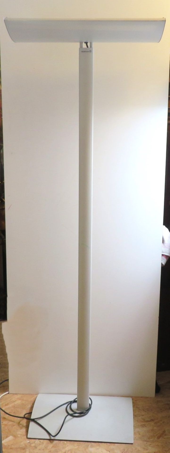 Designer Stehleuchte, Waldmann, gem., beschichtetes Stahl, 2 Leuchtröhren defekt, 185 x 43 x 58 cm.