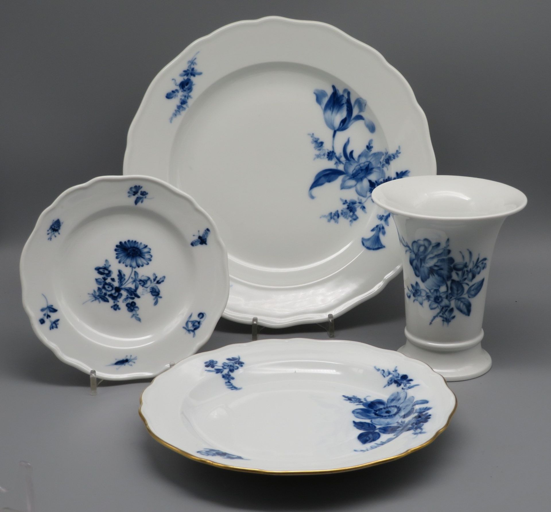 4 teiliges Konvolut, Meissen, Blaue Blume, bestehend aus 3 diversen Tellern sowie Vase, Weißporzell