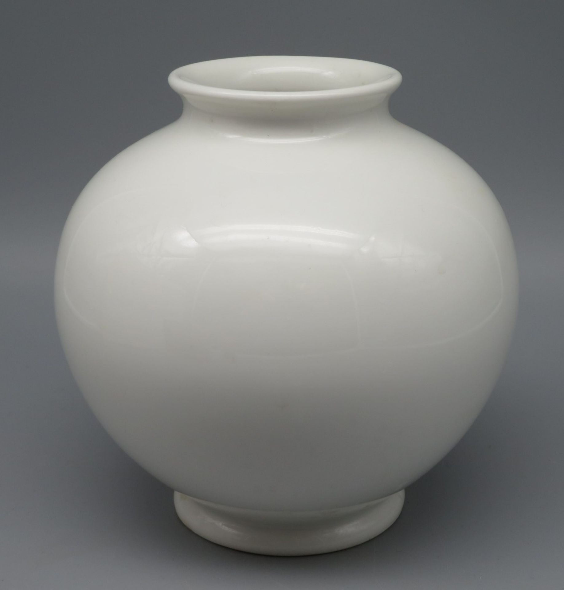 Vase, KPM Berlin, Kugelform, Weißporzellan, unterglasurblaue Zeptermarke, h 14 cm, d 14 cm.