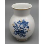 Meissen Vase und Rosenthal Weihnachtskugel; Vase, Weißporzellan mit blauem Aquatintadekor eines Blu