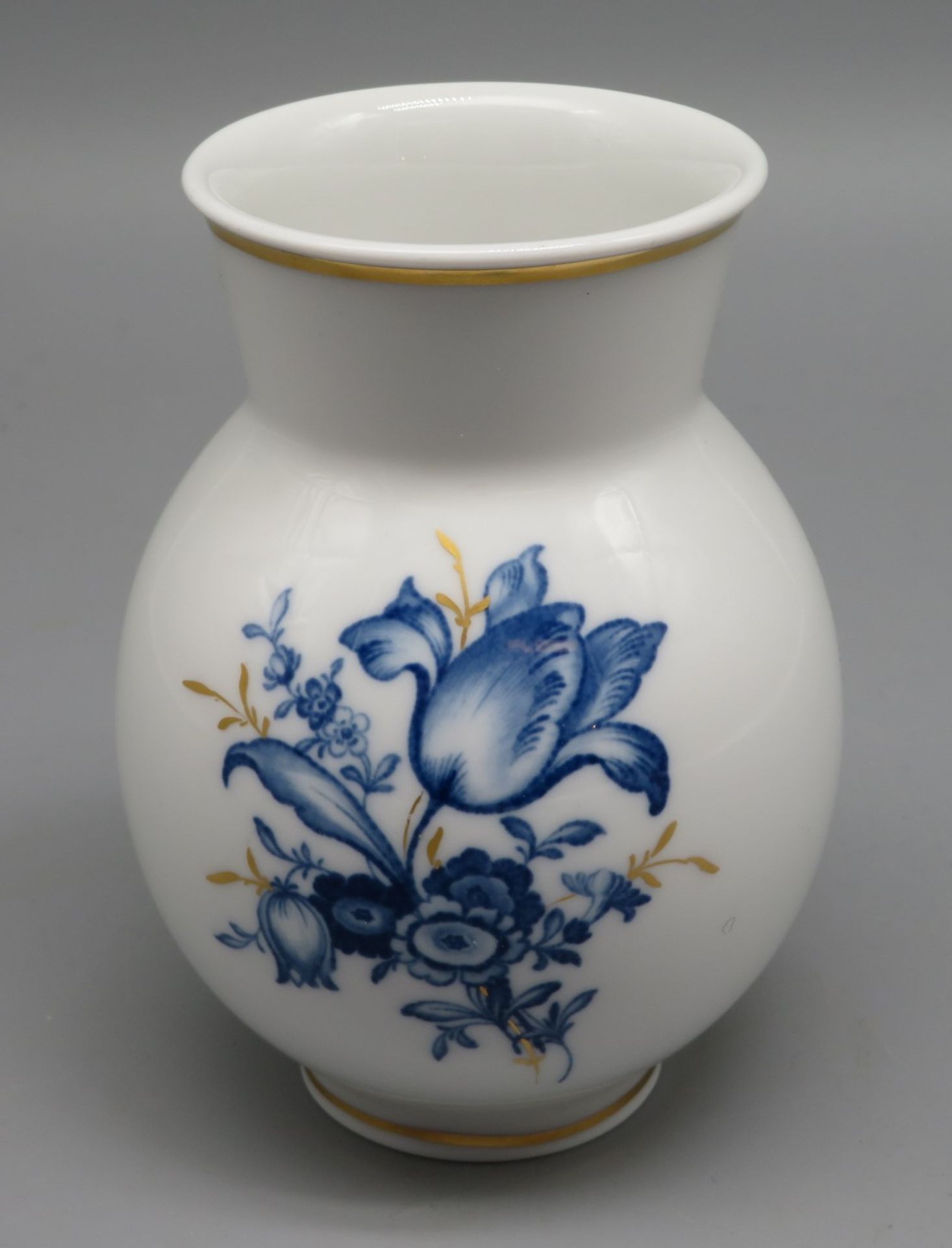 Meissen Vase und Rosenthal Weihnachtskugel; Vase, Weißporzellan mit blauem Aquatintadekor eines Blu