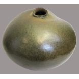 Ikonische Designer Vase, Ton mit grünlich-gräulicher Glasur, im Boden unles sign. "G. Mazzi", h 33