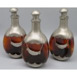 3 Jugendstil Kneiffflaschen, 1. Hälfte 20. Jahrhundert, bräunliches Glas mit Zinnmonturen, h 25,5 c