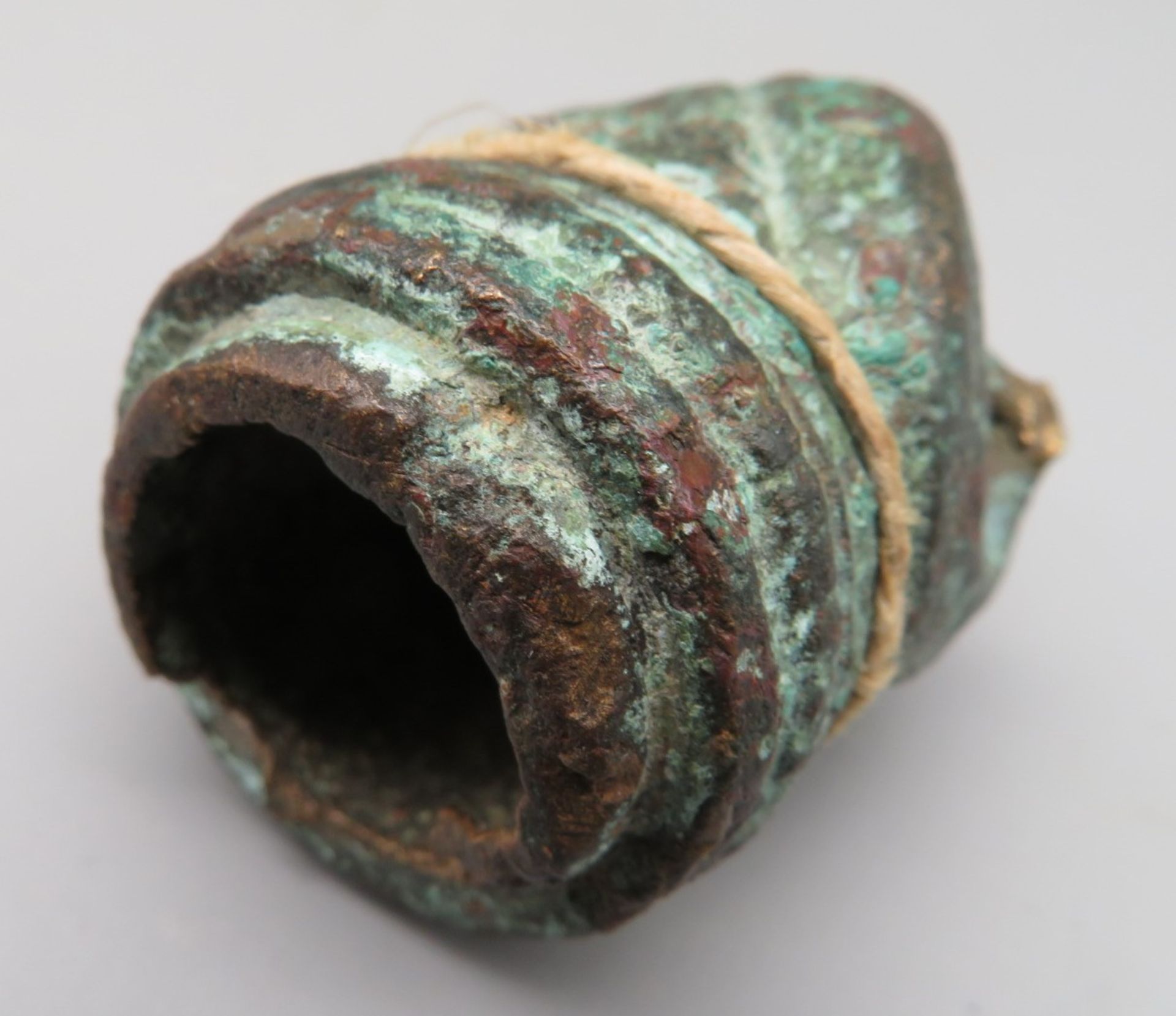 Antike Ausgrabung in Gestalt eines Widderkopfs, wohl Griechisch/Römisch, Bronze, wohl Endzier eines - Image 3 of 3