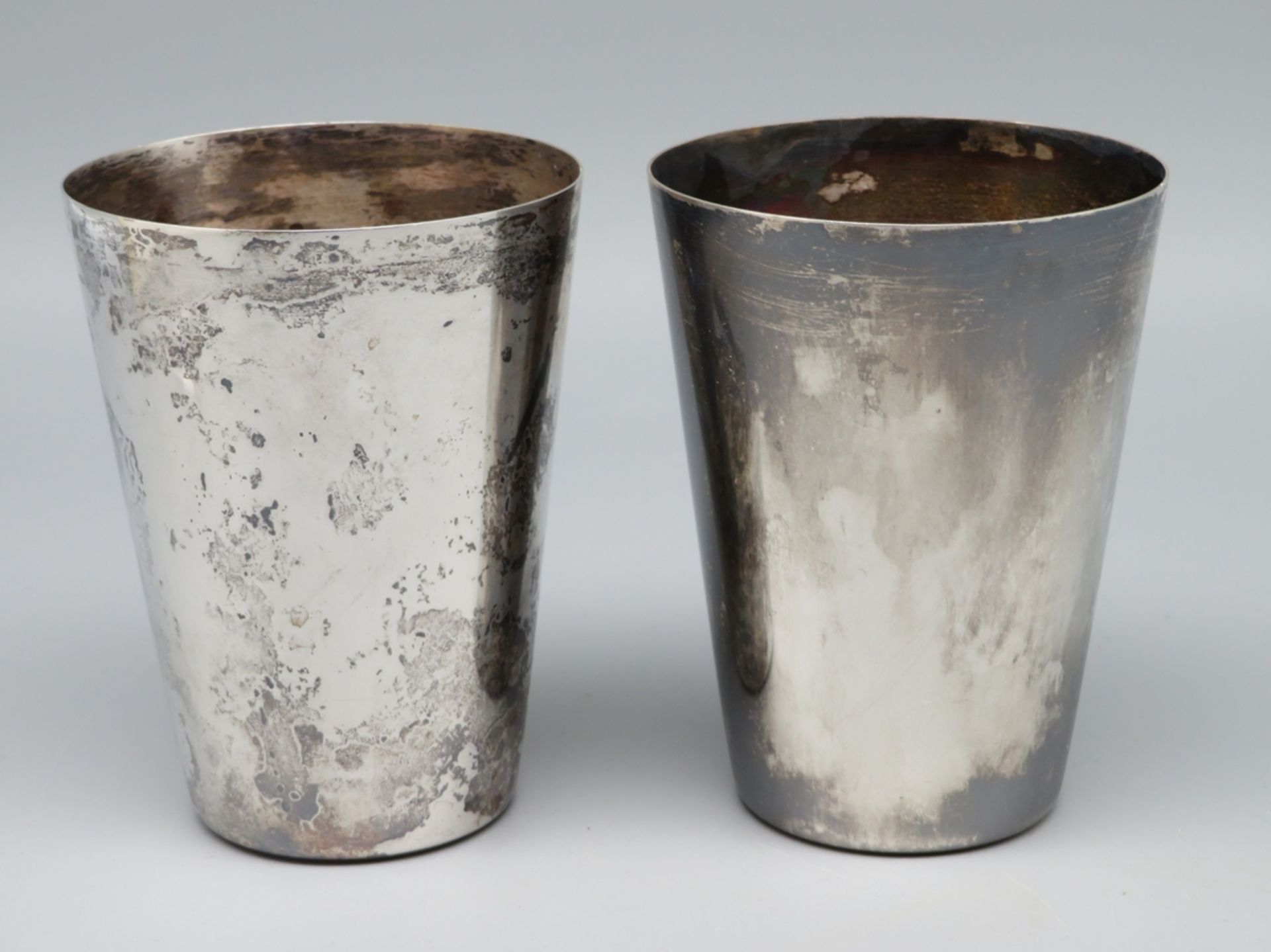 2 Becher, Wilkens, Silber 835/000, punziert, 206,36 g, h 9,6 cm, d 7,1 cm.