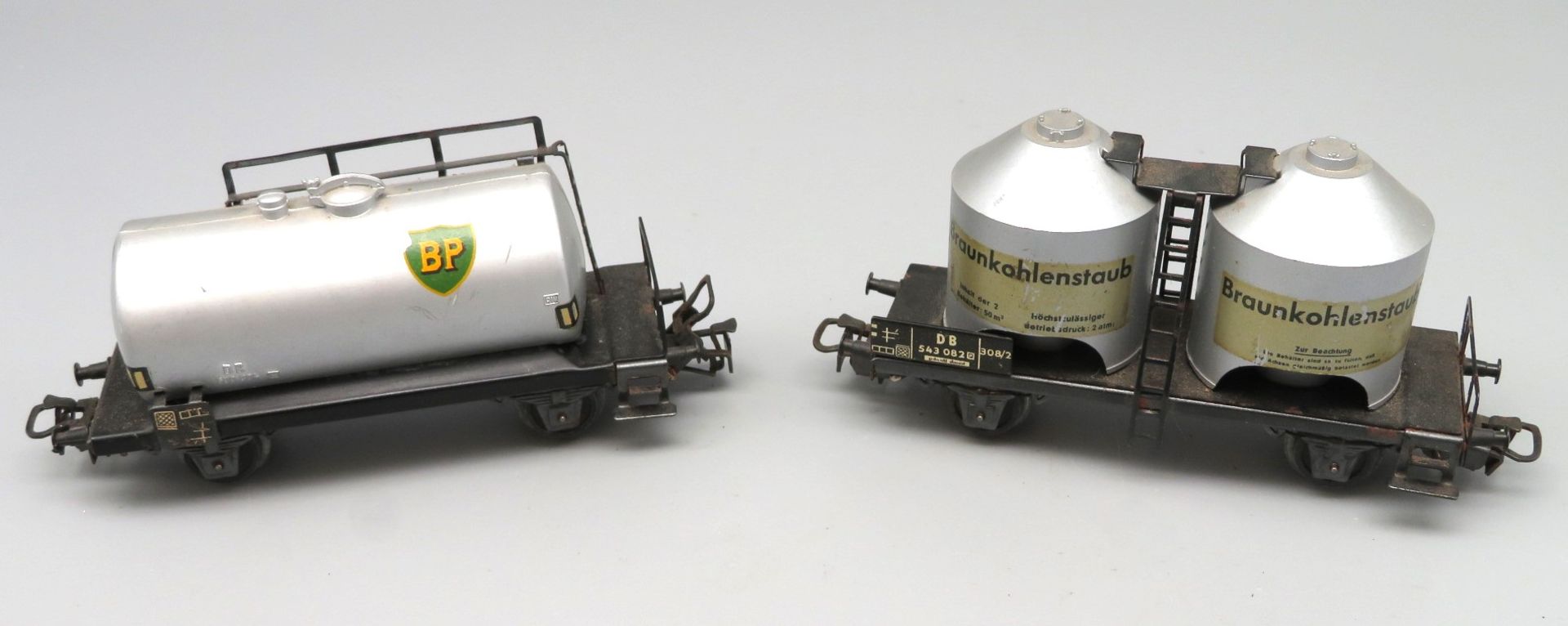 2 diverse Güterwagen, Märklin, Spur H, analog, Silowagen "Braunkohlestaub", Art.Nr. 543082/Kesselwa