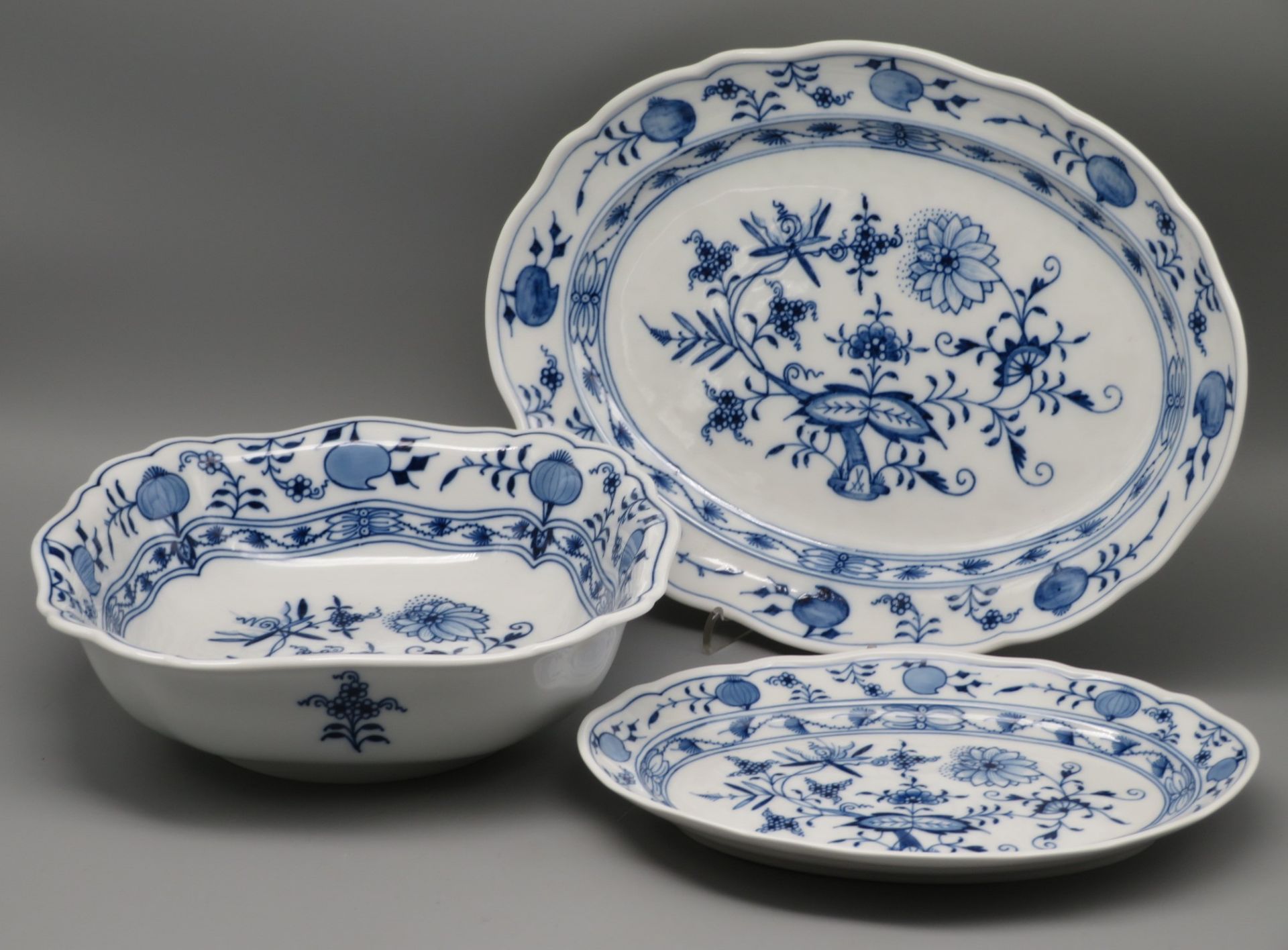 2 diverse, ovale Platten und Schale, Meissen, Weißporzellan mit unterglasurblauem Zwiebelmuster, un