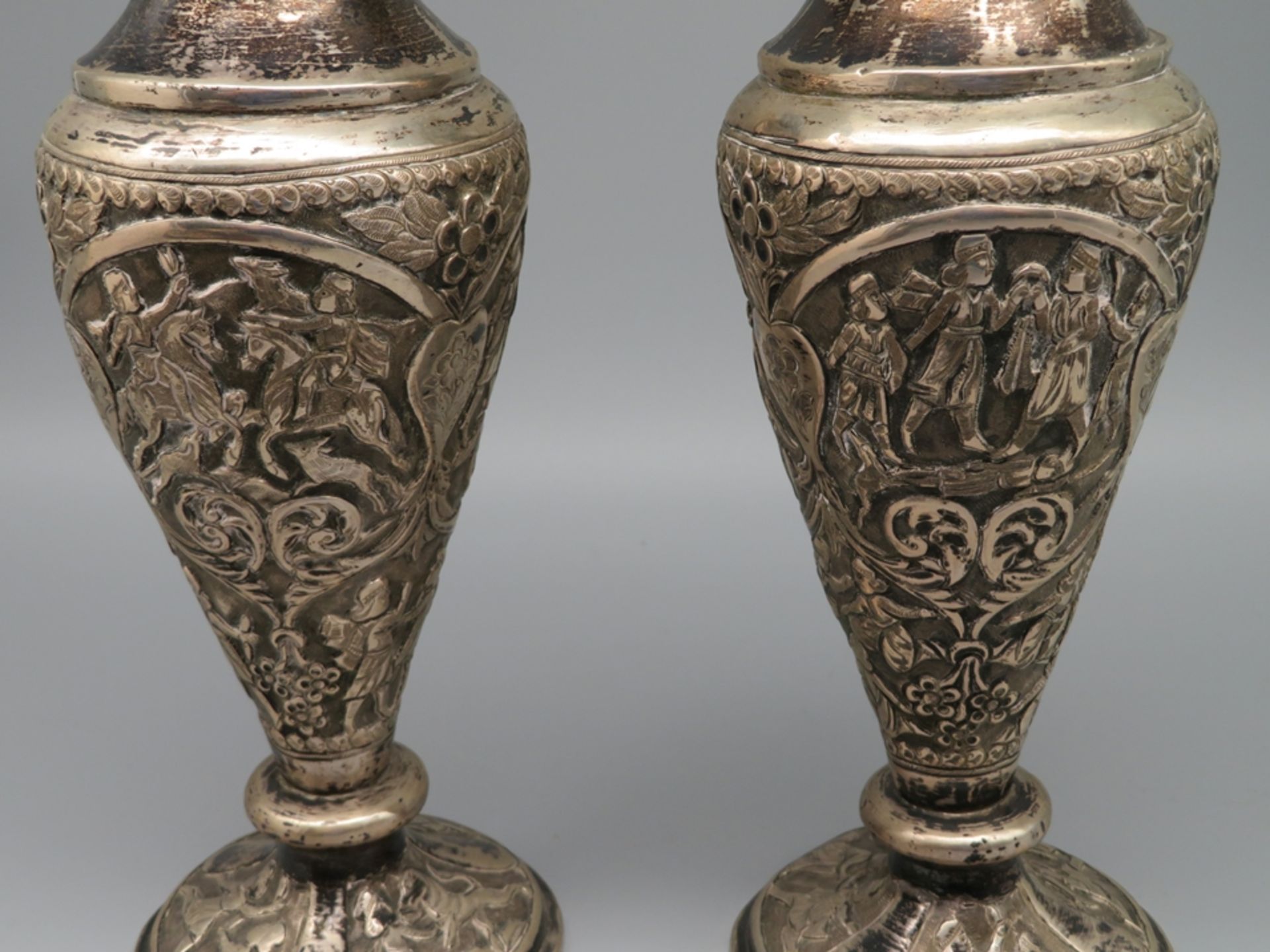 2 Vasen, wohl Persien, 19. Jahrhundert, reicher umlaufender Reliefdekor in floralem und geometrisch - Image 2 of 3