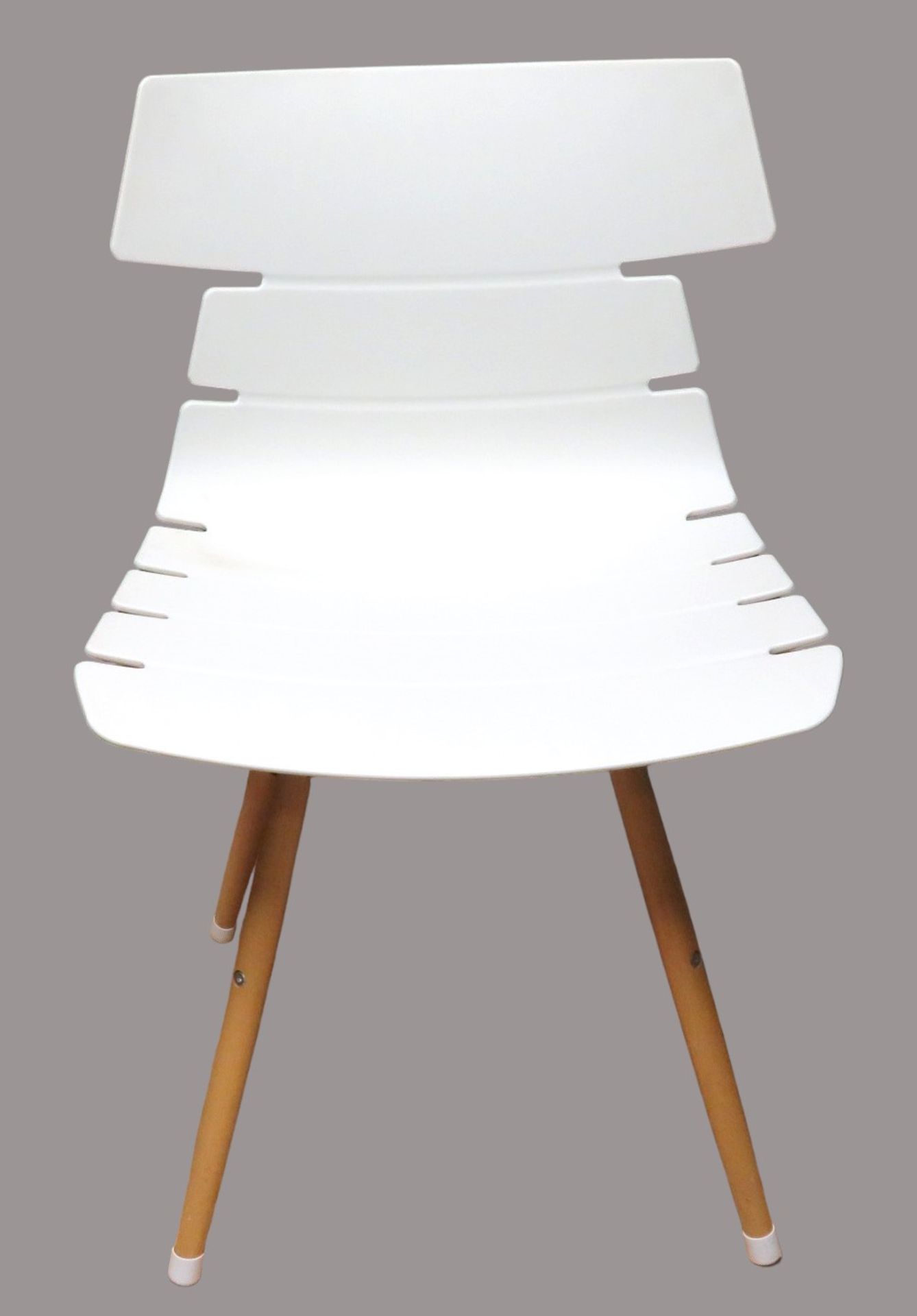 4 Designer Stühle, weiße Kunststoffschale, verdrahtete Holzfüße, 81,5 x 50 x 48 cm.