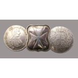Gürtelschnalle mit Silbermünzen und Malteser Kreuz, Frankreich, 18. Jahrhundert (dat. 1796), 64,5 g