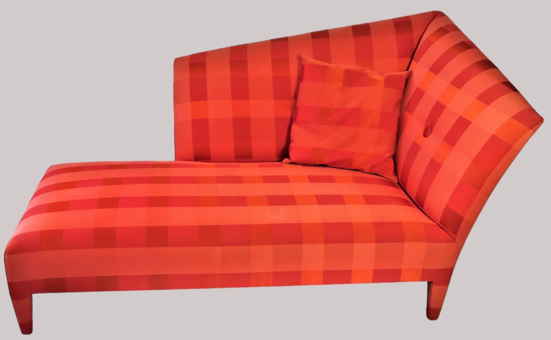 Designer Chaiselongue, Karobezug in Rot- und Orangetönen, 95 x 180 x 97 cm.