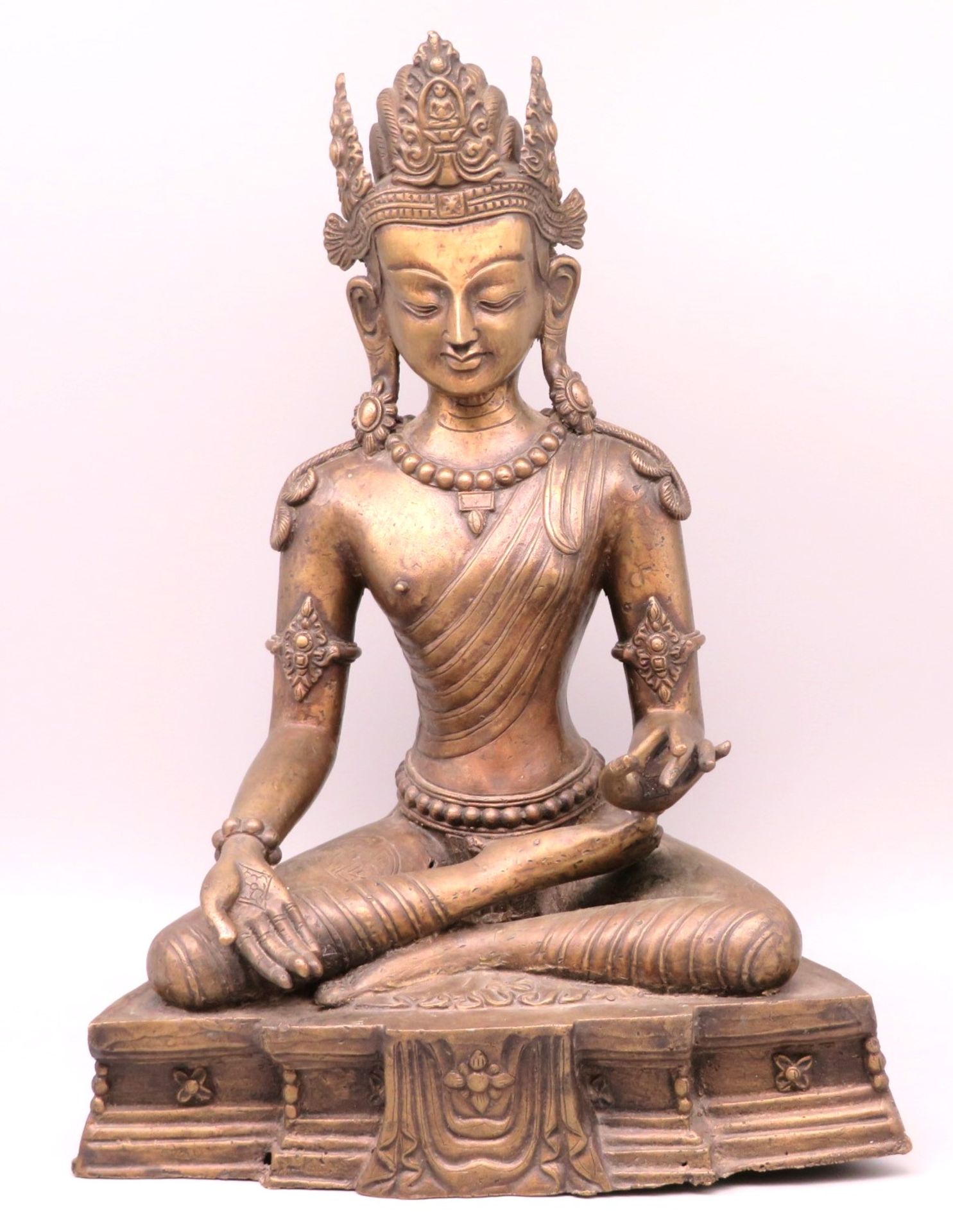 Sitzende Gottheit, wohl Grüne Tara, Bronze, Sockel, 35 x 24 x 12 cm.
