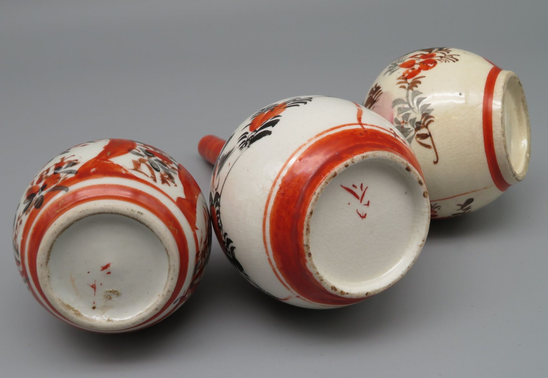 3 Vasen, Japan, Kutani, Weißporzellan mit polychromer Handbemalung von Blüten und Vögeln, Bodensign - Image 2 of 2