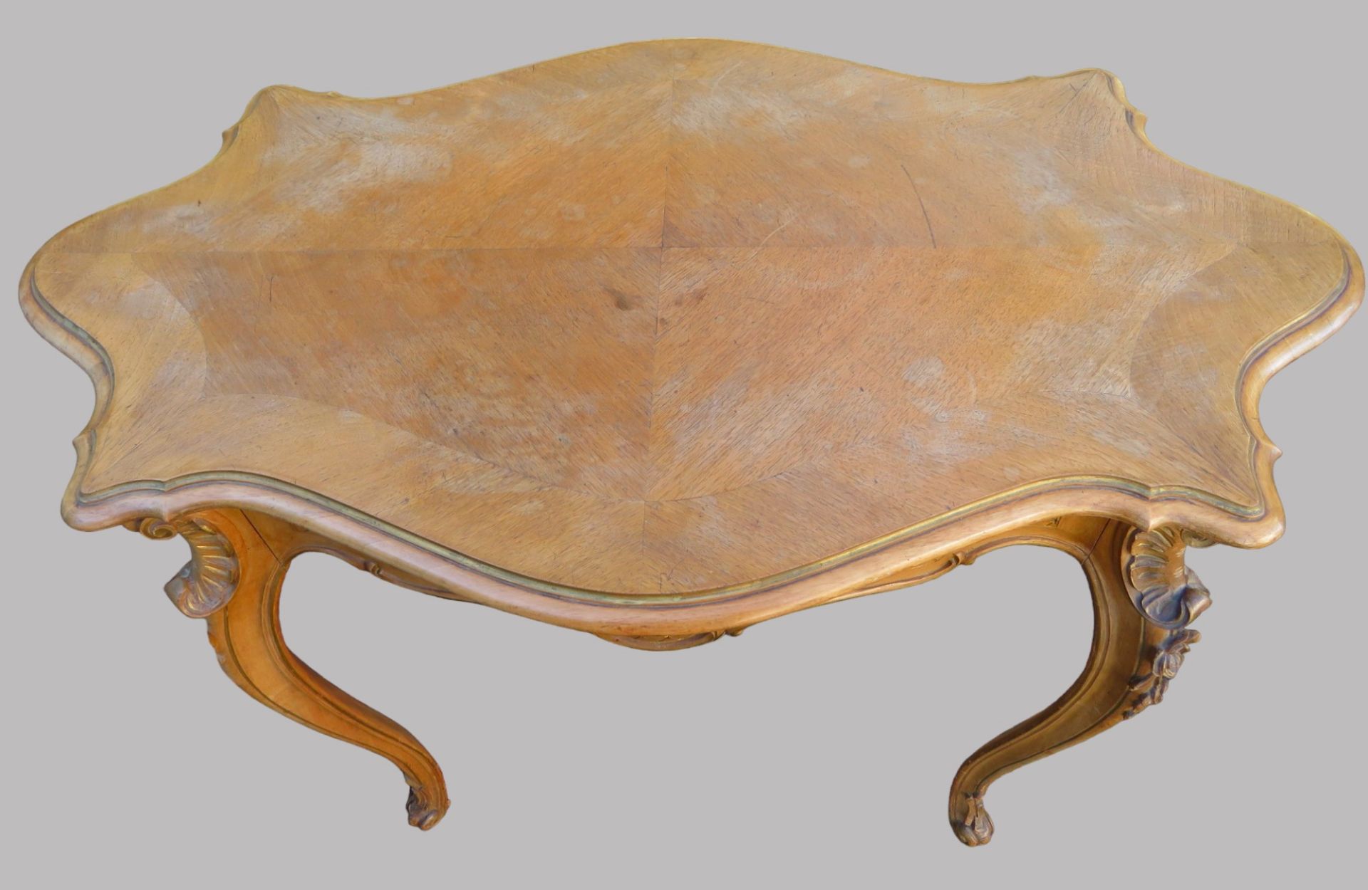 Tisch, Rokokostil, 19. Jahrhundert, Nussbaum beschnitzt, rest.bed., 74 x 90 x 54 cm. - Bild 2 aus 3