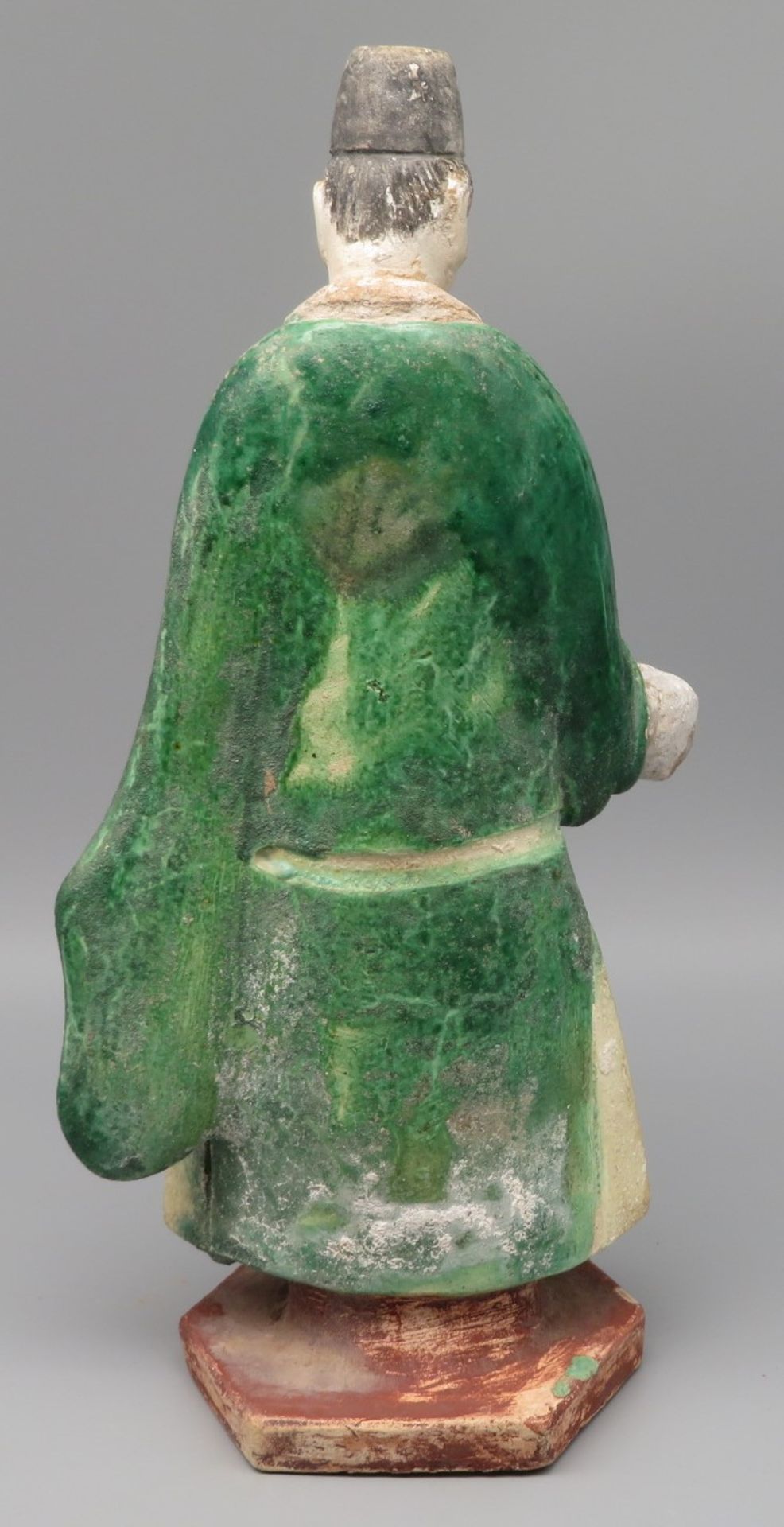Stehender Gelehrter, China, Ton mit grüner Glasur, h 30 cn, d 14 cm. - Image 2 of 3