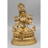 Grüne Tara-Figur, wohl Nepal/Tibet, Bronze vergoldet und polychrom bemalt, doppelter Lotusthron, ge