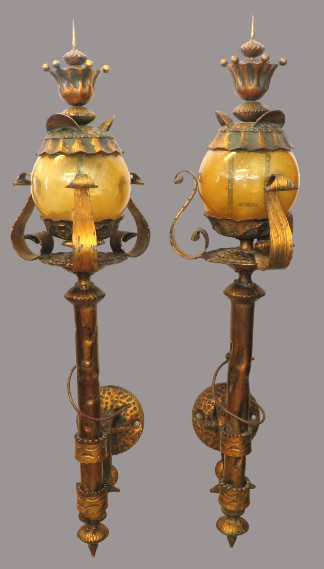 2 Wandlampen, Kunstschmiedeeisen, bronziert, h 114 cm, d 28 cm.