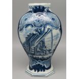 Antike Vase, Niederlande, Delft, De Porceleyne Lampetkan, Fayence mit blauer Bemalung, gem. "LPK", 