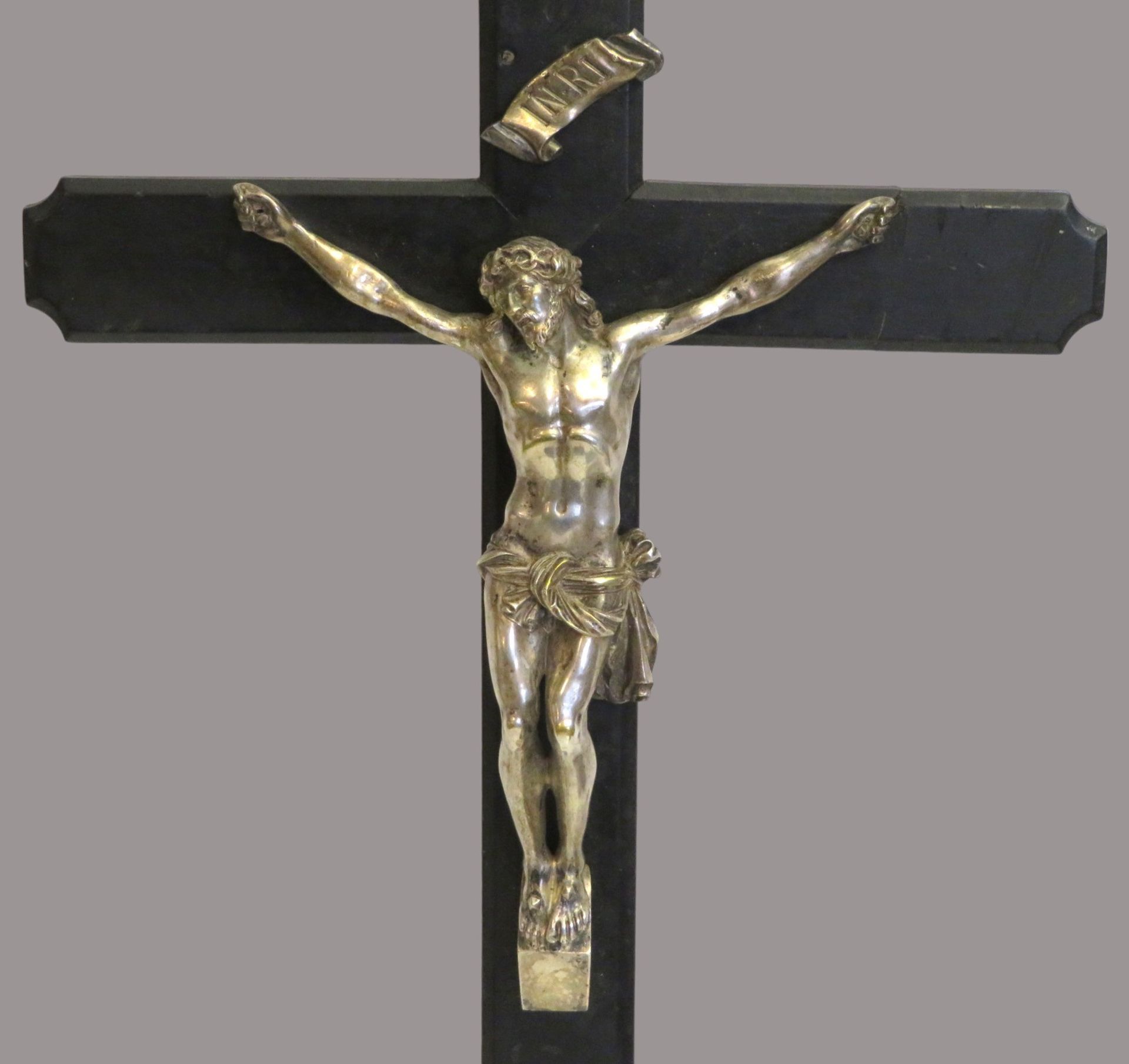 Kruzifix, 1. Hälfte 19. Jahrhundert, Messing versilbert, Korpus 21,5 x 16,5 cm, geschwärztes Holzkr