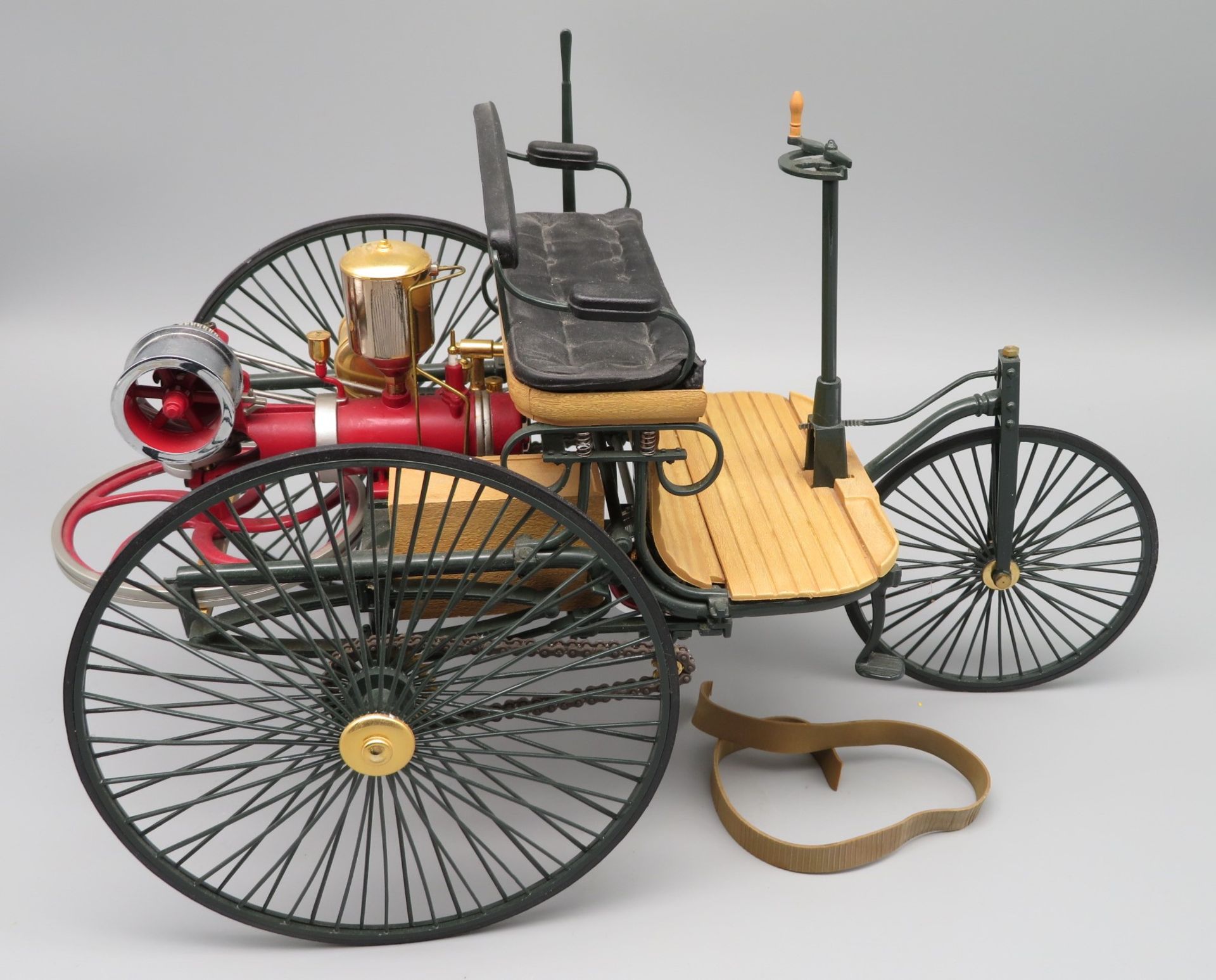 Automobil-Modell des Patent-Motorwagens der Bertha Benz, Gummi gerissen, 18 x 30 x 16 cm.