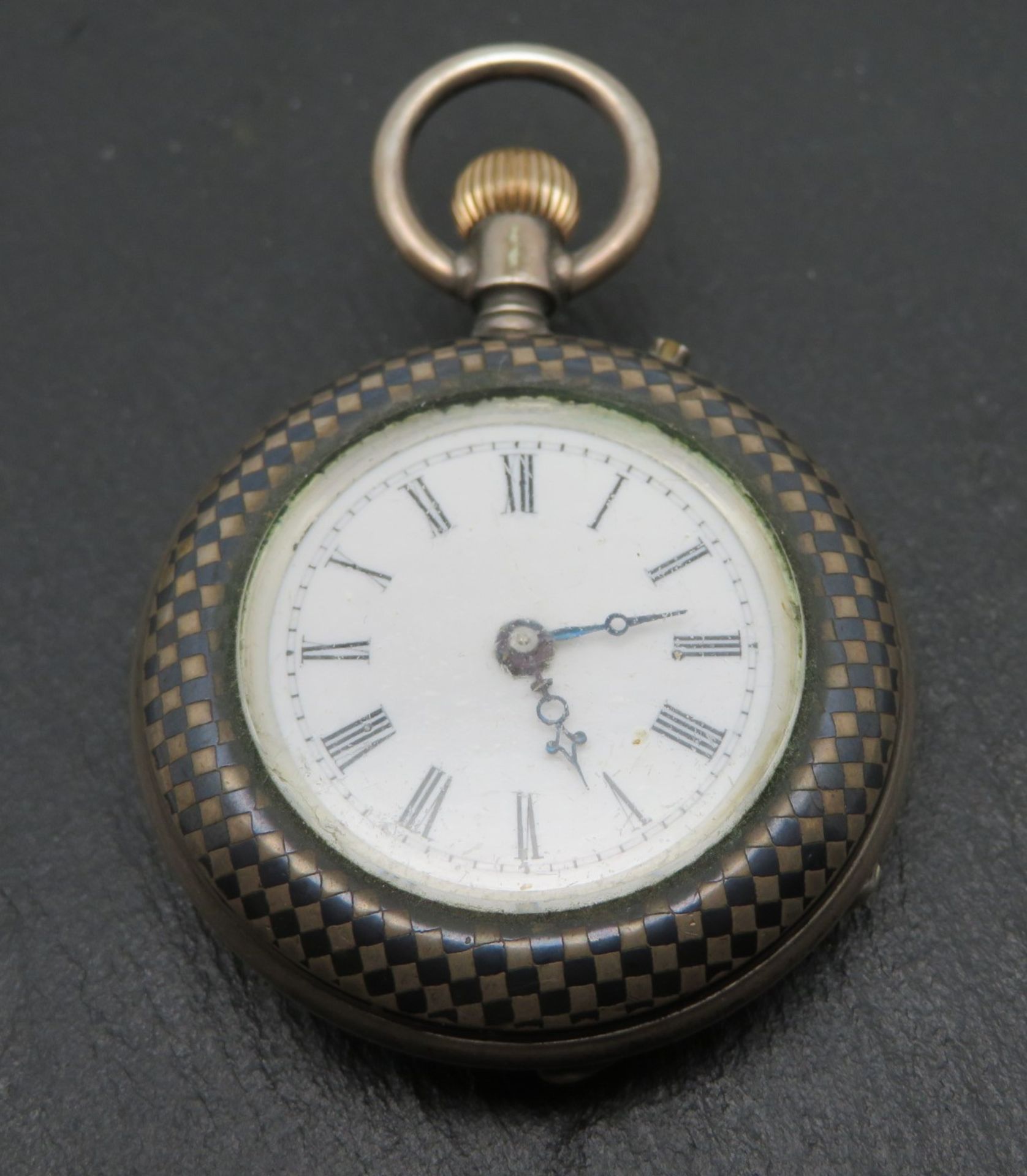 Damentaschenuhr, um 1900, Gehäuse Silber 800/000, punziert, Kronenaufzug, intakt, d 3,5 cm.