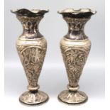 2 Vasen, wohl Persien, 19. Jahrhundert, reicher umlaufender Reliefdekor in floralem und geometrisch