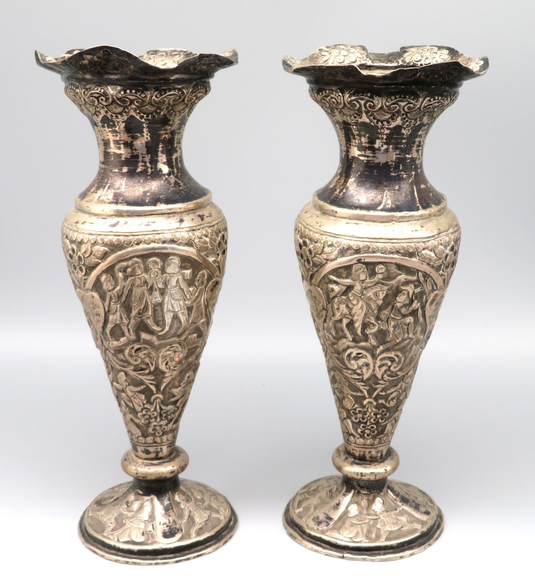 2 Vasen, wohl Persien, 19. Jahrhundert, reicher umlaufender Reliefdekor in floralem und geometrisch
