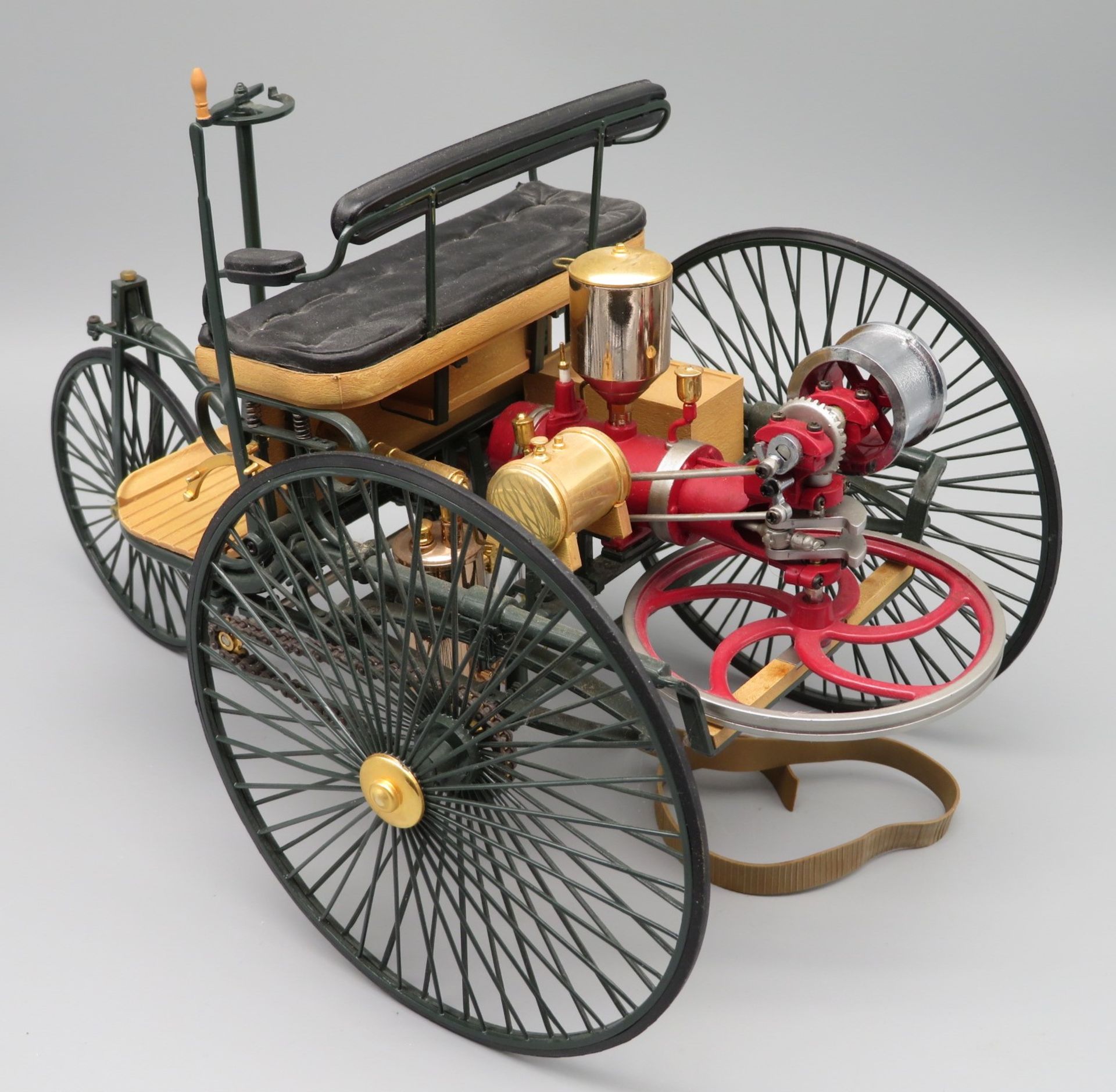 Automobil-Modell des Patent-Motorwagens der Bertha Benz, Gummi gerissen, 18 x 30 x 16 cm. - Image 2 of 2