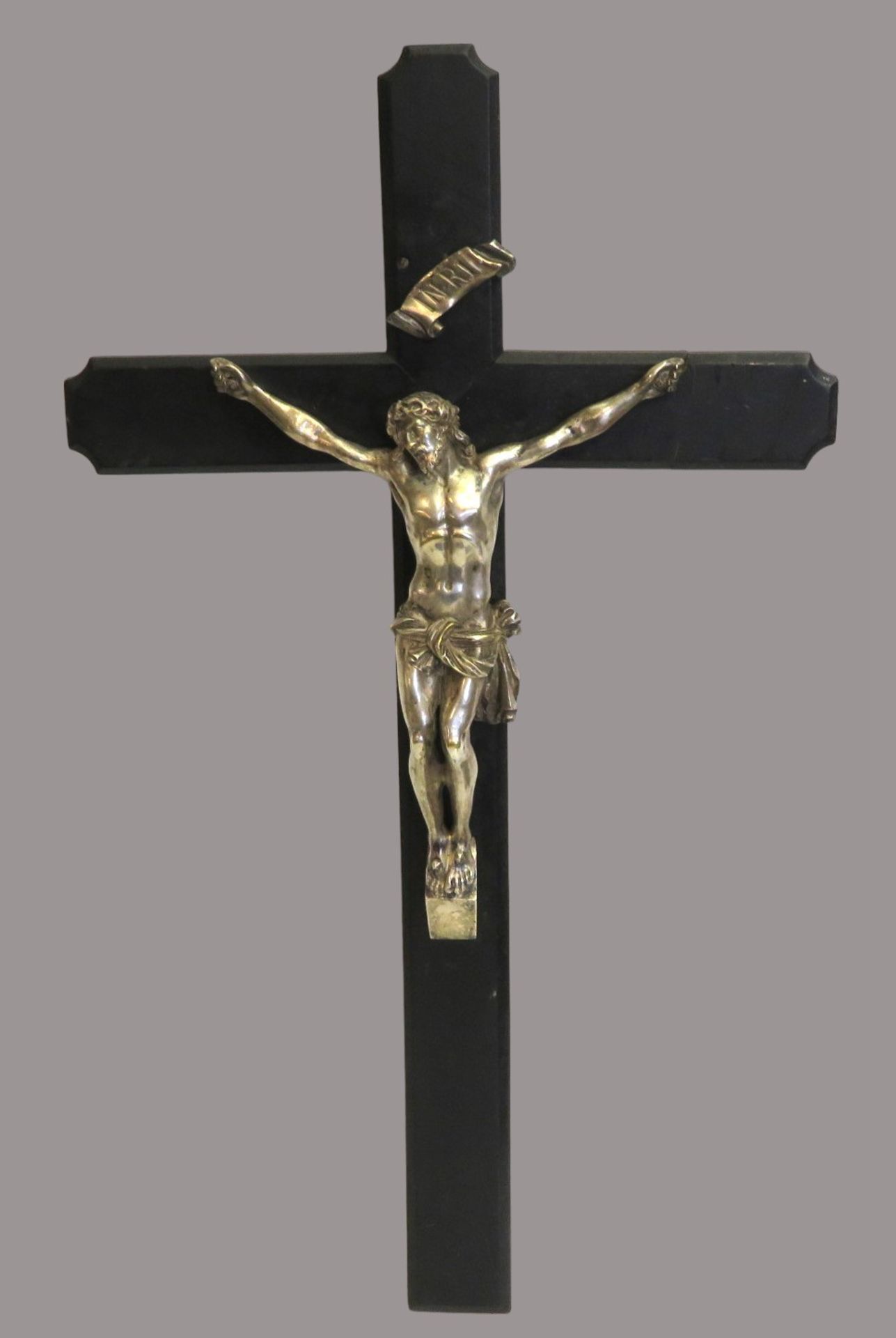Kruzifix, 1. Hälfte 19. Jahrhundert, Messing versilbert, Korpus 21,5 x 16,5 cm, geschwärztes Holzkr - Image 2 of 2