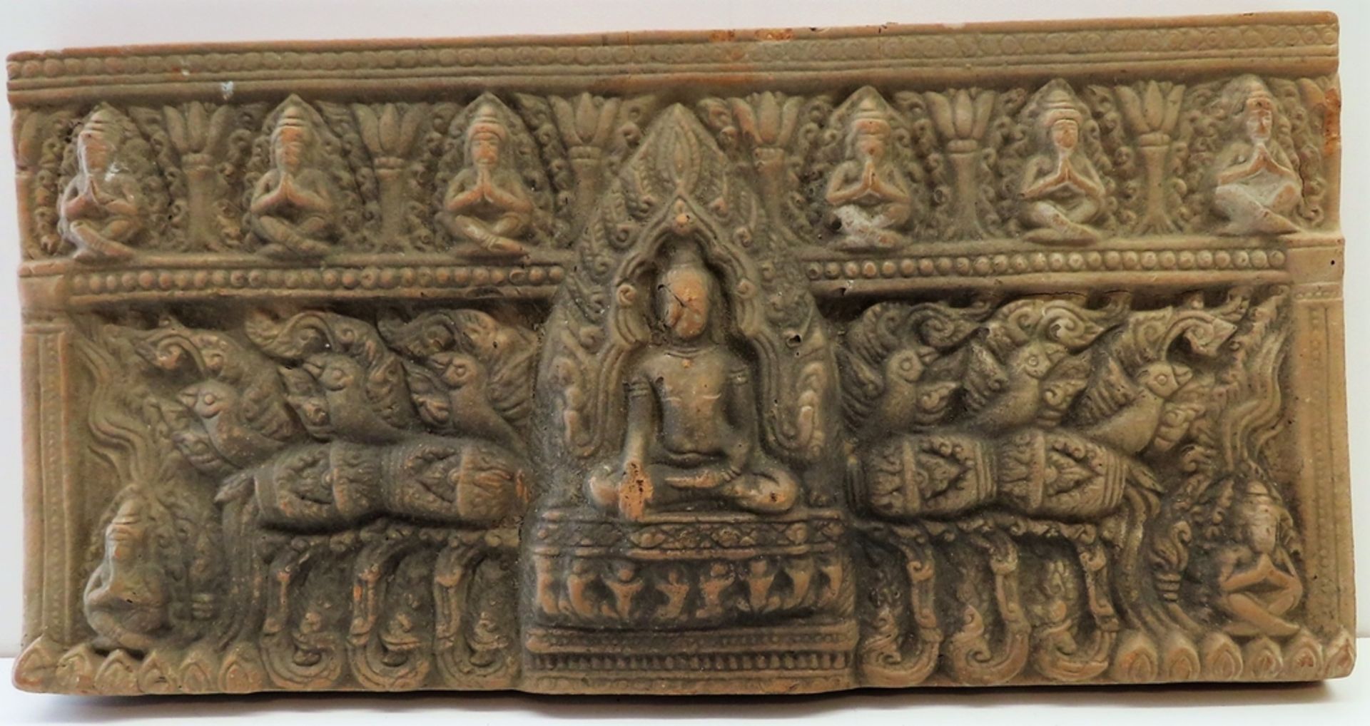 Wandfries, Indien/Tibet/Nepal, Ton mit reliefierten Buddhadarstellungen, 19 x 38 x 2,5 cm.