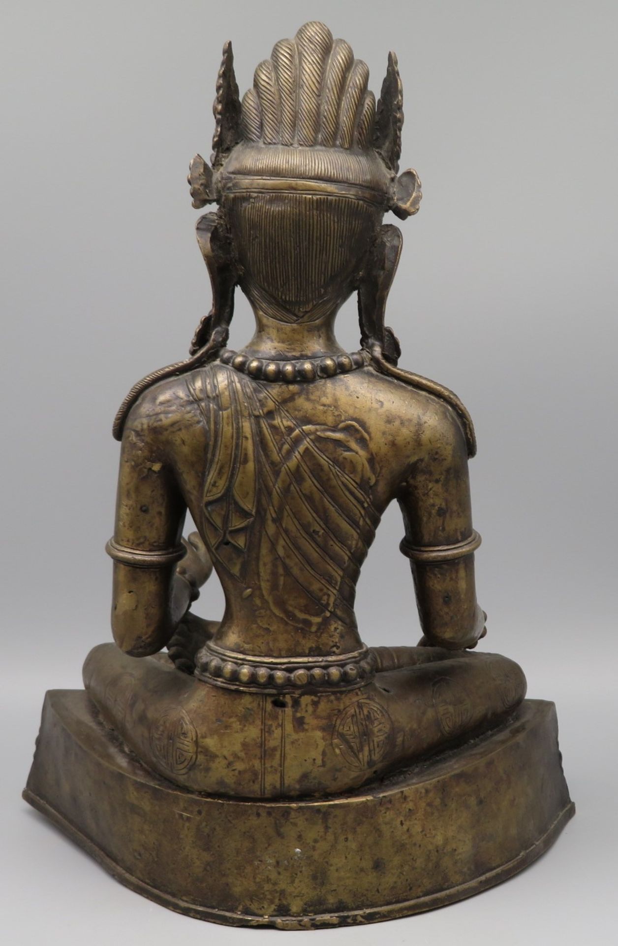 Sitzende Gottheit, wohl Grüne Tara, Bronze, Sockel, 35 x 24 x 12 cm. - Image 2 of 2