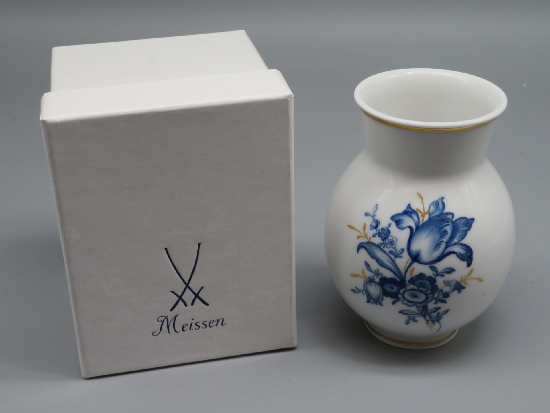 Meissen Vase und Rosenthal Weihnachtskugel; Vase, Weißporzellan mit blauem Aquatintadekor eines Blu - Image 3 of 4
