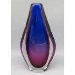 Designer Vase, Italien, 1960/70er Jahre, dickwandiges, farbloses Glas mit dunkelviolette und blauen