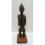 Fruchtbarkeitsfigur, Afrika, Burkina Faso, Lobi, männlich, Holz geschnitzt, h 52,5 cm, d 11,5 cm.