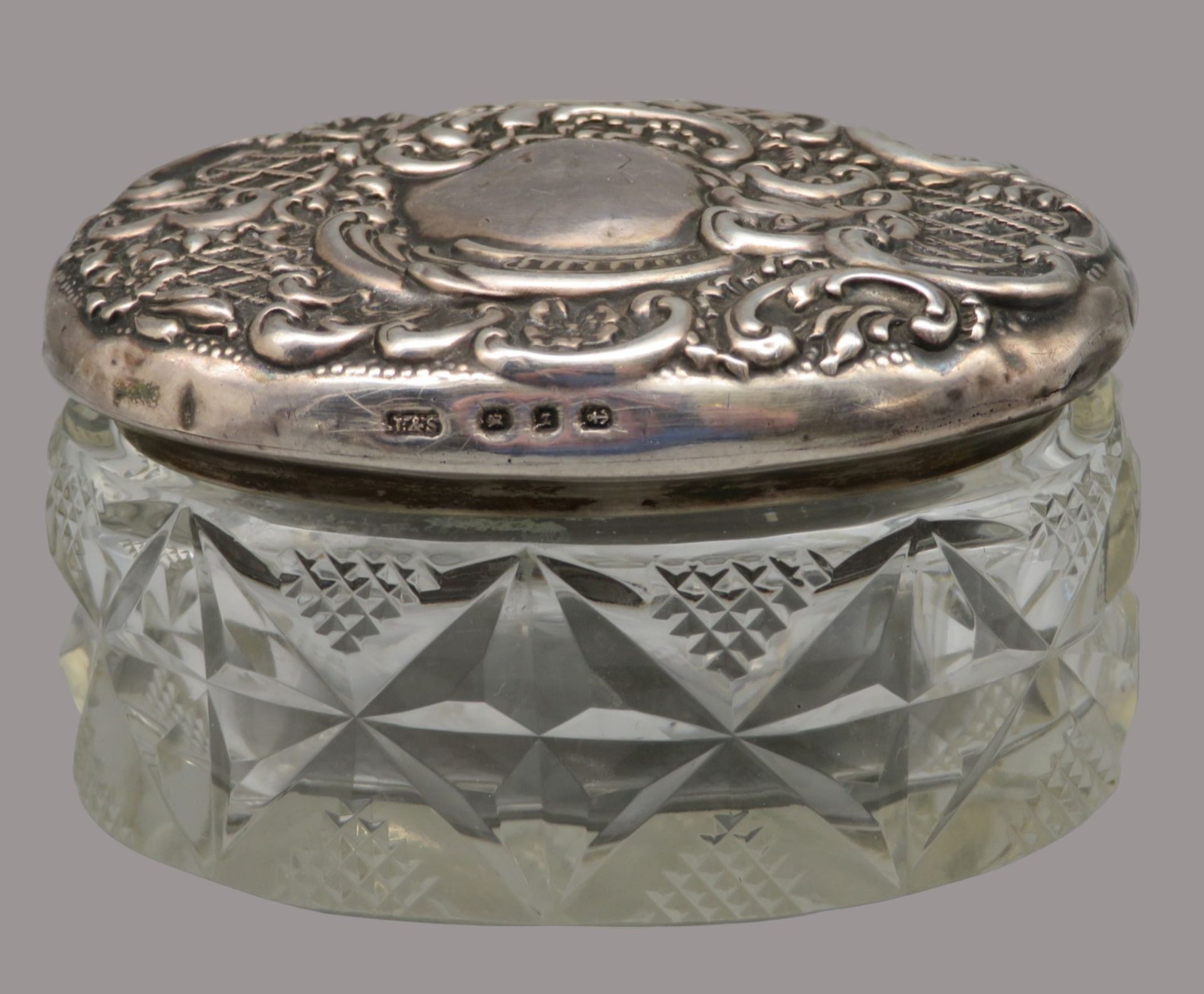 Deckeldose mit Silberdeckel, England, um 1900, farbloses Bleikristall, Deckel Silber 925/000, punzi