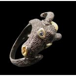 Extravaganter Designer Ring mit plastisch gestaltetem Kopf eines Ziegenbocks, Kopf bekrönt durch Re