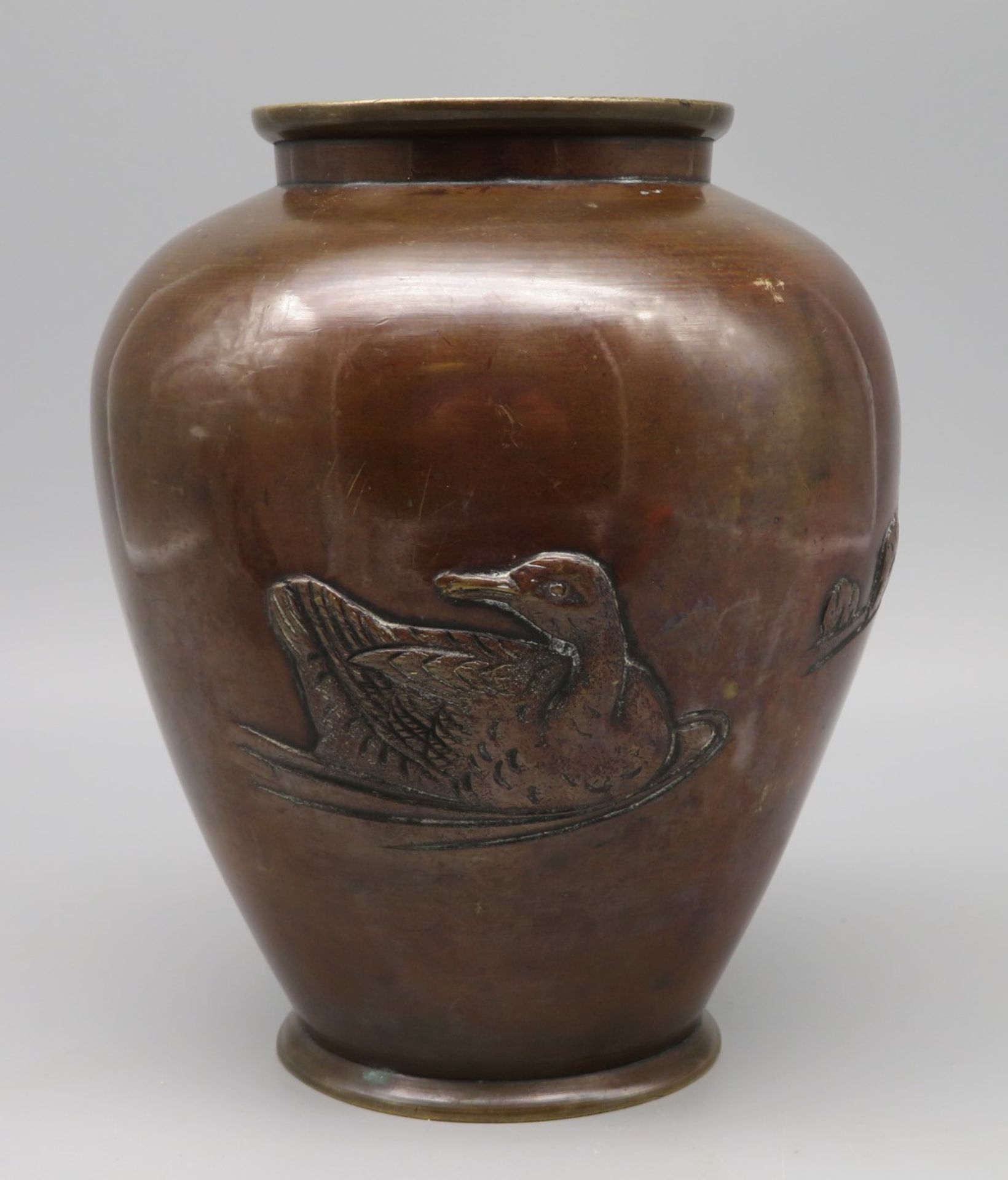 Vase, Japan, 1. Hälfte 20. Jahrhundert, Bronze, schauseitig mit reliefierter, schwimmender Ente, h
