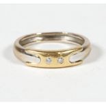 RING, Bicolor, zentral Gelbgoldsegment mit zwei Brillantsplittern,